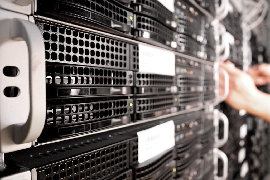 DELL serveri u rek ormanu